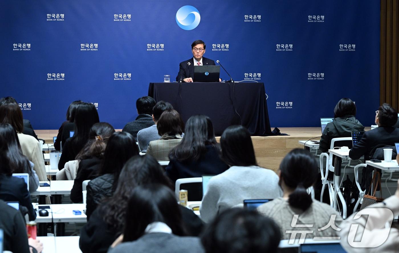 본문 이미지 - 이창용 한국은행 총재가 26일 서울 중구 한국은행 본관에서 열린 기자간담회에서 발언하고 있다. 2026.2.26 ⓒ 뉴스1 사진공동취재단