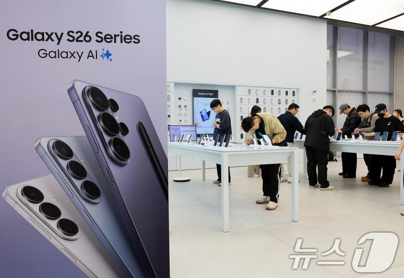 본문 이미지 - 26일 서울 강남구 삼성 강남 매장을 찾은 방문객들이 갤럭시 S26 시리즈를 체험하고 있다.2026.2.26 ⓒ 뉴스1 이호윤 기자