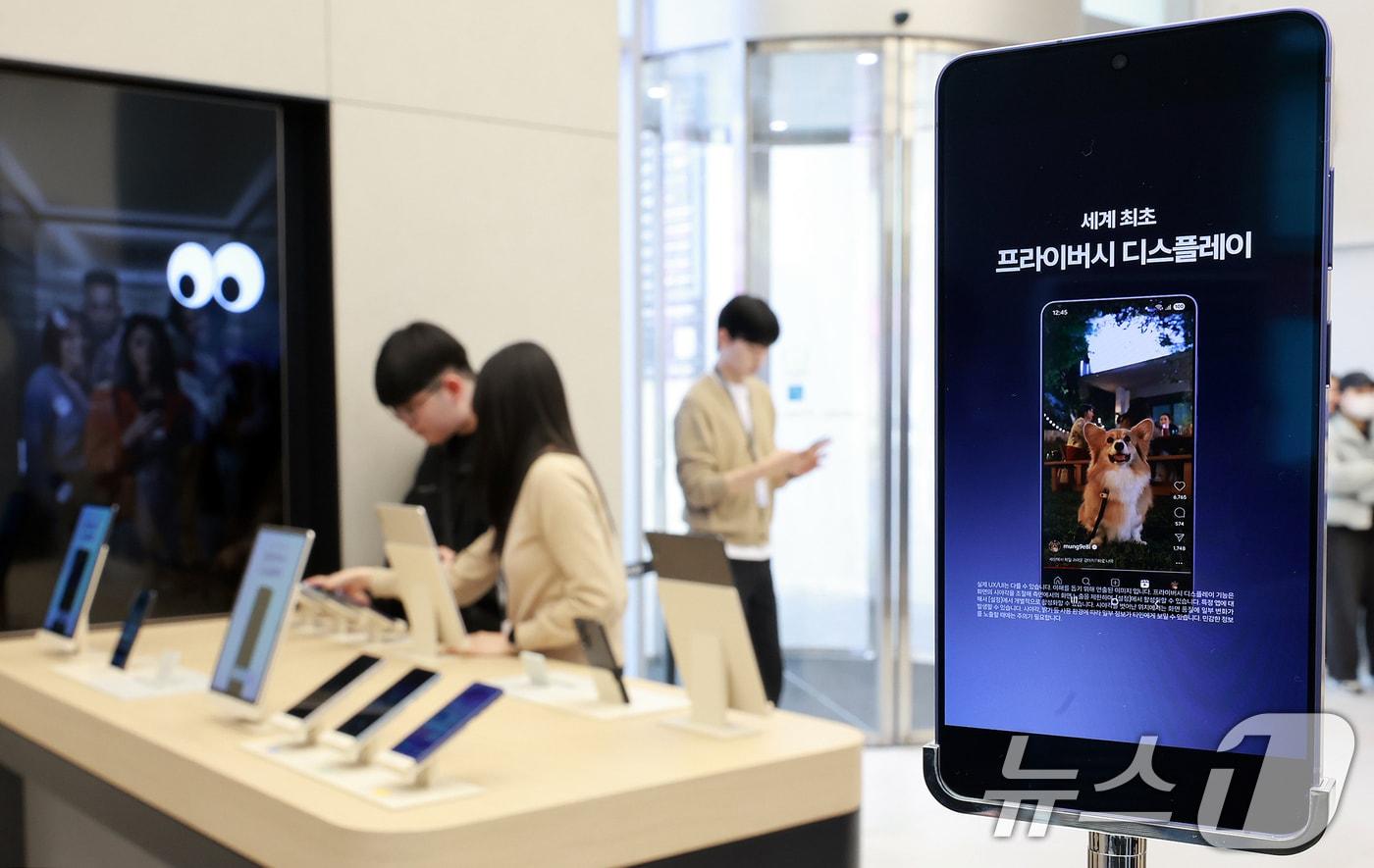 본문 이미지 - 26일 서울 강남구 삼성 강남 매장을 찾은 방문객들이 갤럭시 S26 시리즈를 체험하고 있다. 삼성전자는 3월 11일부터 갤럭시 S26 시리즈를 한국, 미국, 영국, 인도, 베트남 등 전 세계 120여개 국가에 순차적으로 출시하며 국내 사전 판매는 27일부터 내달 5일까지 7일간 진행된다. 2026.2.26 ⓒ 뉴스1 이호윤 기자