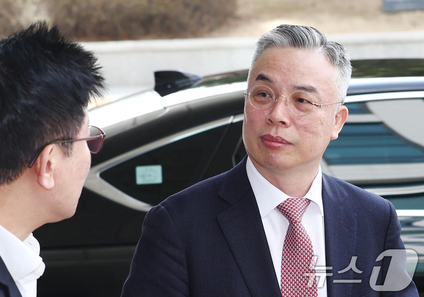 본문 이미지 - 권창영 2차 종합특검팀 특별검사가 26일 오전 서울 서초구 서울고등법원에 마련된 내란특검 사무실을 예방하기 위해 들어서고 있다. 2026.2.26 ⓒ 뉴스1 김민지 기자