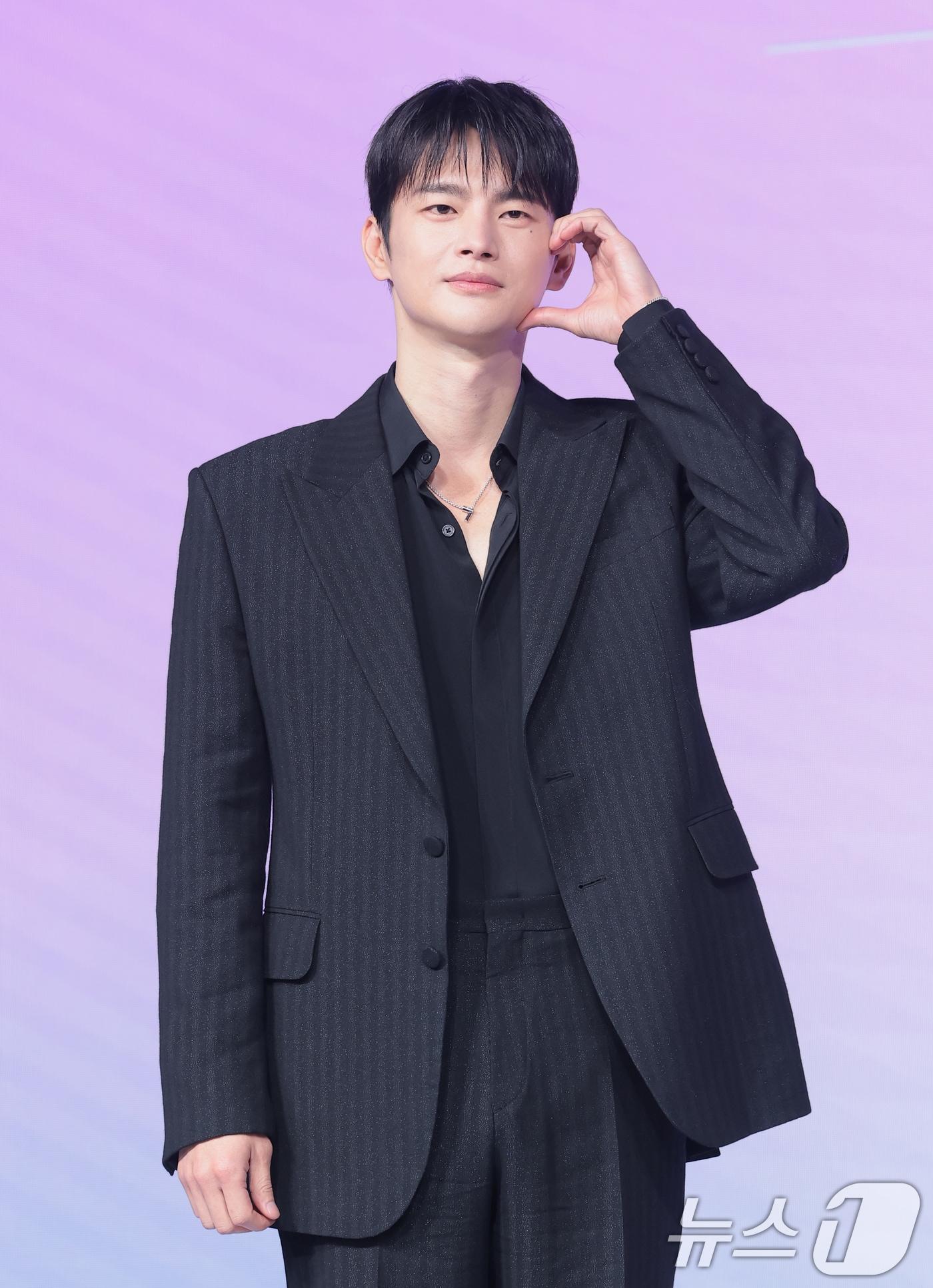 본문 이미지 - 가수 겸 배우 서인국이 26일 서울 종로구 JW메리어트 동대문스퀘어서울에서 열린 넷플릭스 새 시리즈 '월간남친' 제작발표회에서 포즈를 취하고 있다. '월간남친'은 현실 생활에 지친 웹툰 PD 미래(지수 분)가 가상 연애 시뮬레이션을 통해 연애를 구독하고 체험해 보는 로망 실현 로맨틱 코미디다. ⓒ 뉴스1 권현진 기자