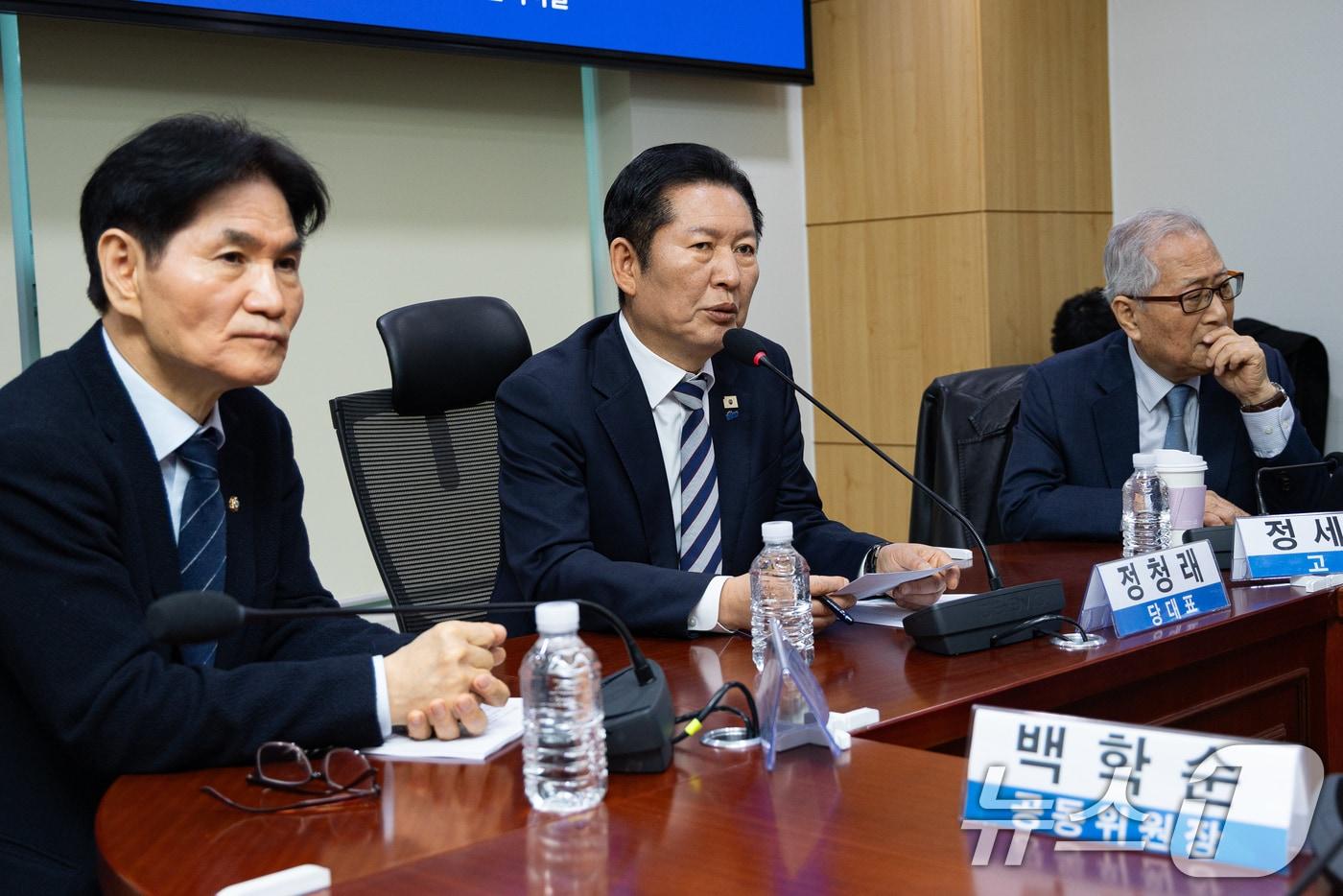 본문 이미지 - 정청래 더불어민주당 대표가 26일 서울 여의도 국회 의원회관에서 열린 한반도평화신전략위원회 출범식에서 인사말을 하고 있다. 왼쪽은 이용선 공동위원장. 2026.2.26 ⓒ 뉴스1 유승관 기자