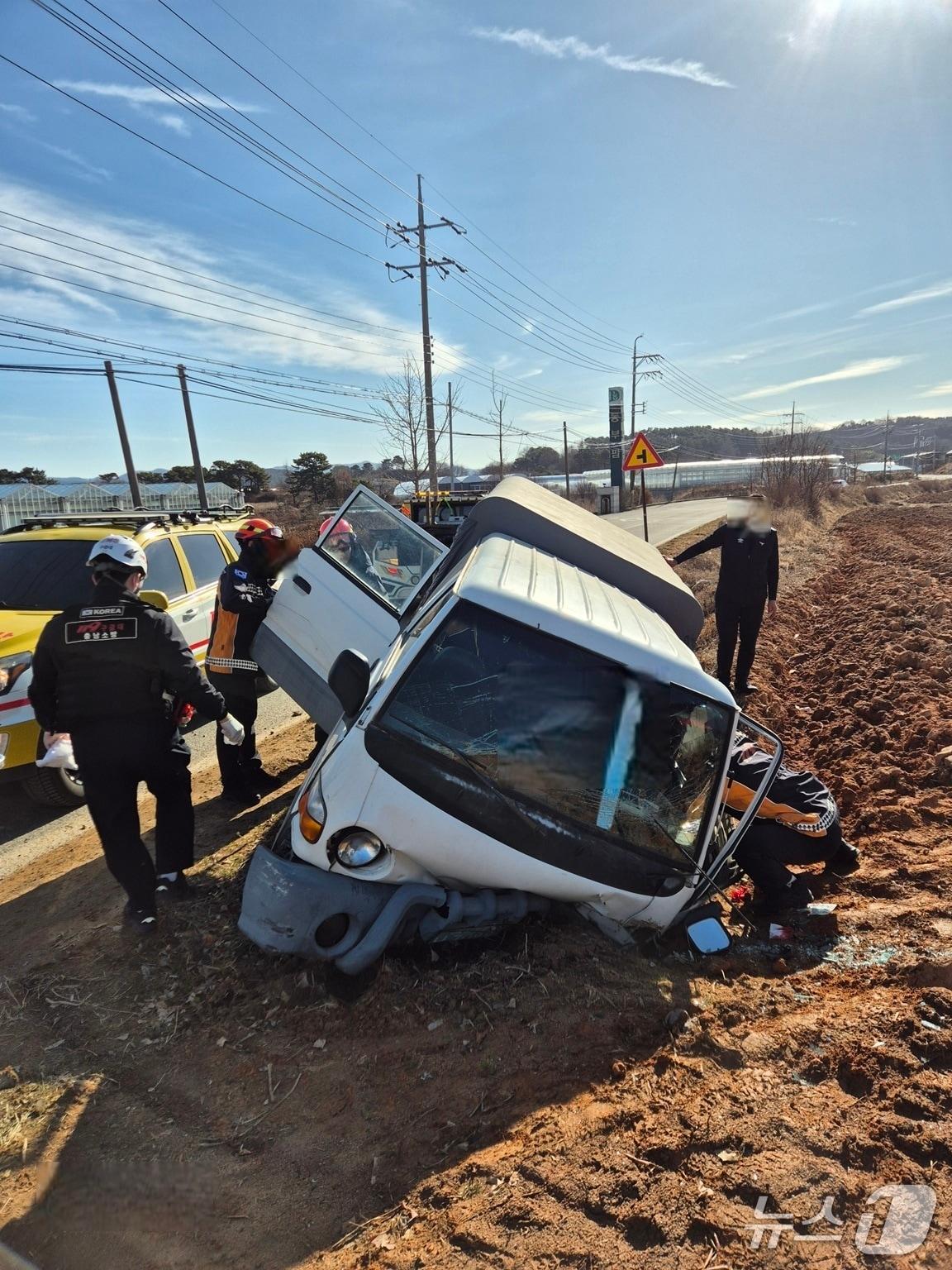 본문 이미지 - 논산 광석면 교통사고 현장. (논산소방서 제공, 재판매 및 DB금지) / 뉴스1 