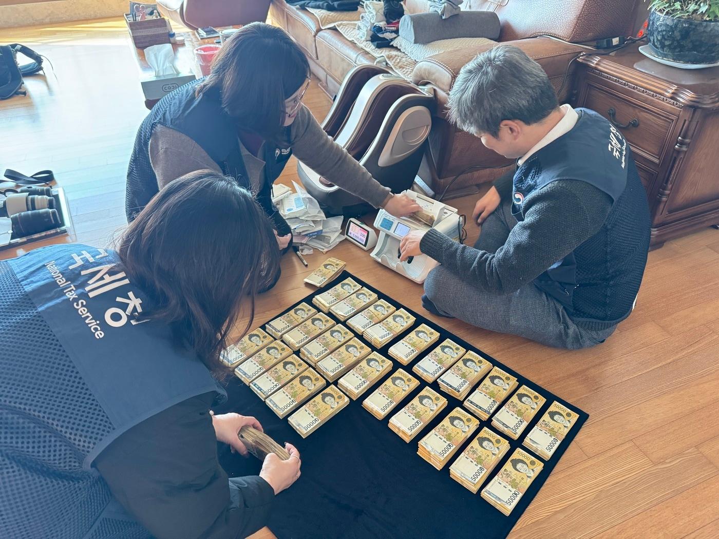 본문 이미지 - 국세청이 고액 상습체납자 수색 현장에서 압류한 현금. (국세청 제공)