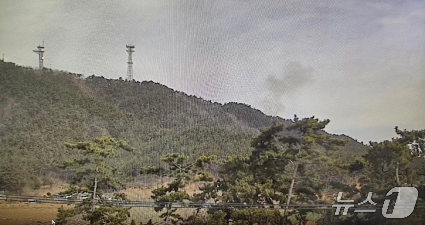 본문 이미지 - 26일 오전 10시 41분께 충청남도 태안군 소원면 송현리 일원에서 산불이 발생했다. (산림청 제공.재판매 및 DB금지)/뉴스1 