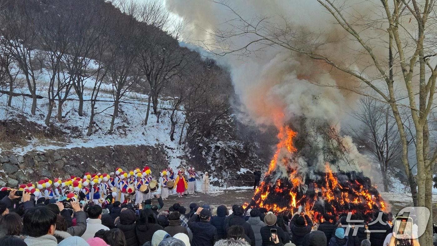 본문 이미지 - 오는 28일 한 해의 안녕과 풍요를 기원하는 '제45회 필봉정월대보름굿'이 전북 임실군 강진면 필봉마을에서 개최된다.(임실군제공, 재판매 및 DB금지)2026.2.26/뉴스1