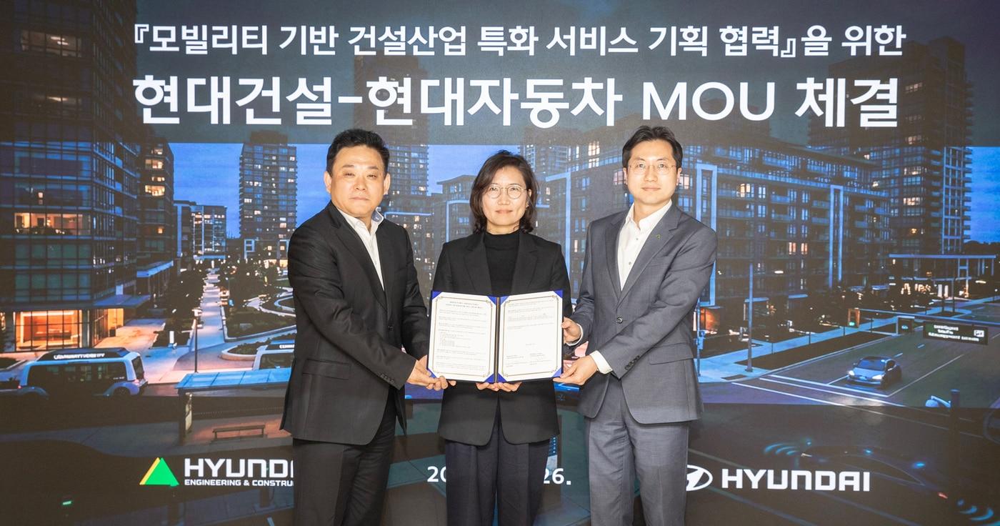 본문 이미지 - 서울 종로구에 있는 현대건설 본사 사옥에서 (왼쪽부터)송명준 현대건설 인프라도시연구실장, 김수영 현대자동차 모빌리티사업실장, 오승민 현대건설 브랜드전략실장이 업무협약을 체결한 후 기념사진을 촬영하고 있다. (현대건설 제공) 뉴스1 ⓒ News1