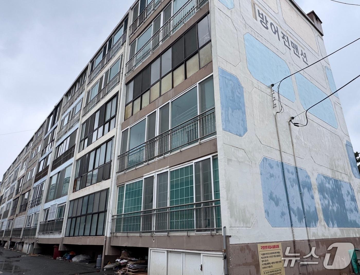 본문 이미지 - 25일 울산 동구 방어진국민아파트 모습. 지난 2023년 정밀안전진단 최하위 등급을 받고 철거를 앞두고 있다. 2026.2.25.ⓒ 뉴스1 김세은 기자