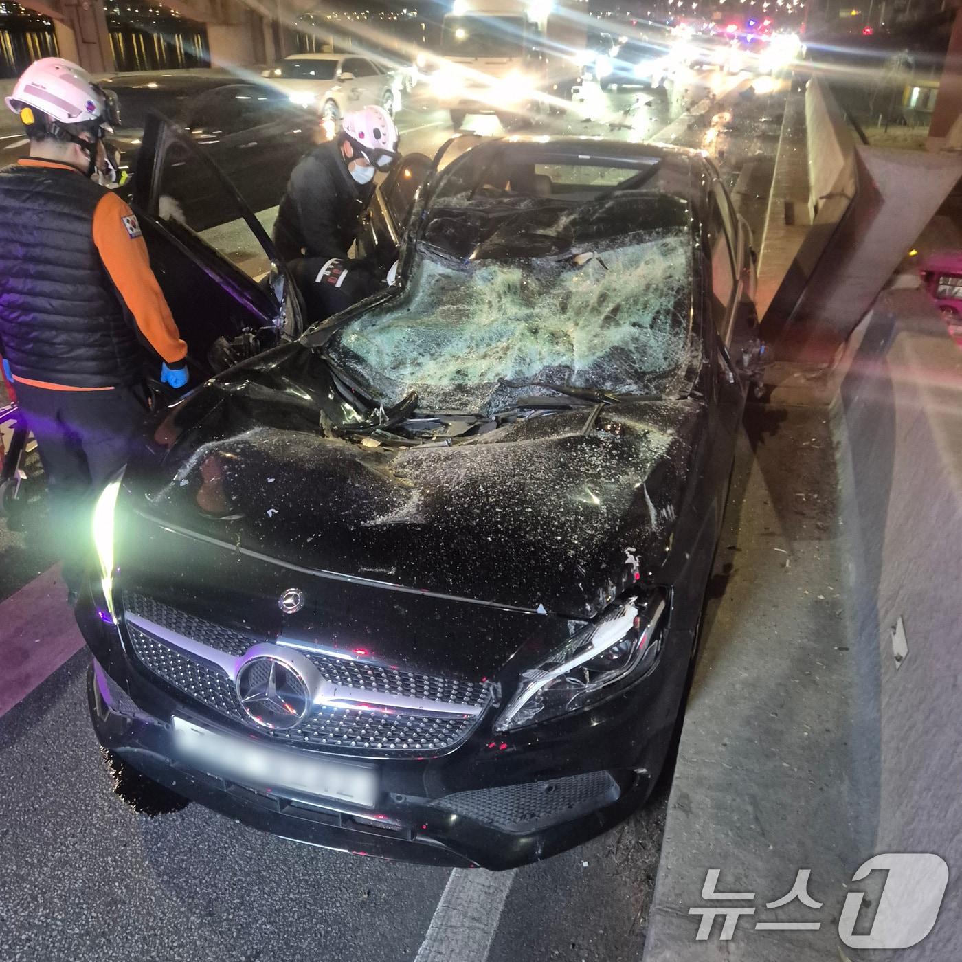 본문 이미지 - 지난 25일 오후 8시 44분쯤 반포대교에서 주행하던 포르쉐 차량이 강변북로를 주행 중이던 벤츠 차량 위로 떨어진 뒤 잠수교까지 추락해 운전자를 포함한 2명이 다치고 차량 4대가 파손되는 사고가 발생했다. (용산소방서 제공)2026.2.26 ⓒ 뉴스1