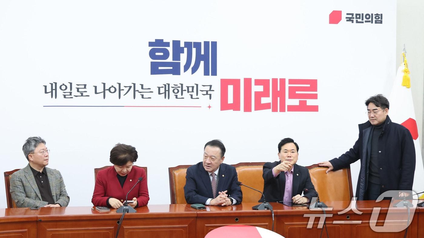 본문 이미지 - 국민의힘 당내 개혁·소장파 의원 모임인 '대안과미래' 재선 의원들이 26일 서울 여의도 국회에서 회동하고 있다. 2026.2.26 ⓒ 뉴스1 신웅수 기자