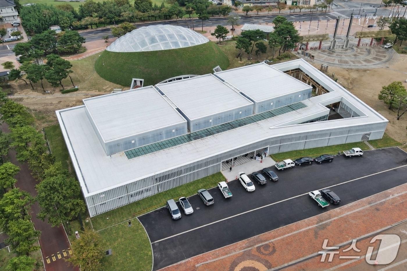 본문 이미지 - 경북 경주시가 2025 APEC 정상회의장을 보존하기 위해 엑스포 공원에 있는 경제전시관을 기념관으로 조성한다. 사진은 경제전시관 모습.(경주시 제공, 재판매 및 DB금지) 2026.2.26/뉴스1