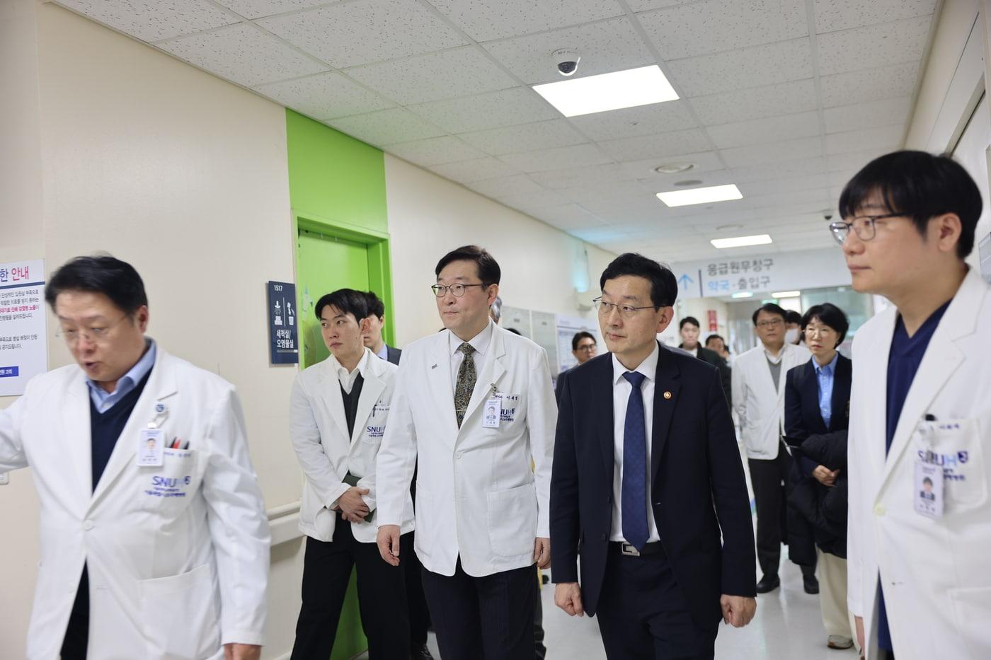 본문 이미지 - 윤창렬 국무조정실장이 26일 서울시 자살위기 응급대응체계 현황을 점검하고 있다.(총리실 제공)