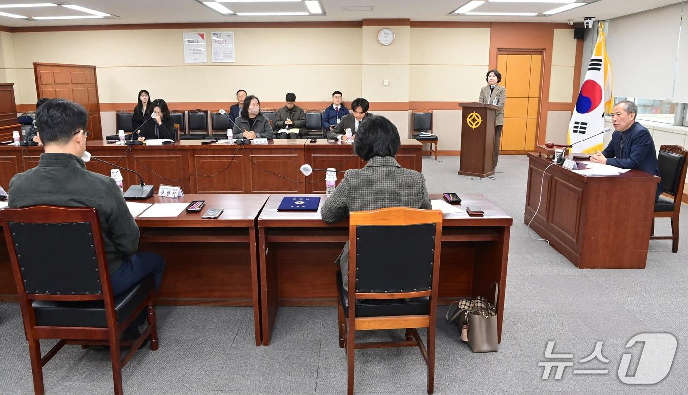 본문 이미지 - 진주시가 26일 시청 상황실에서 ‘2026년 제1회 진주시 투자유치 기본계획’을 열고 있다(진주시 제공. 재판매 및 DB금지).