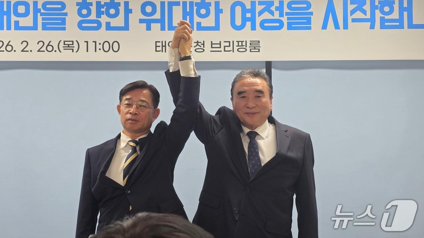 본문 이미지 - 26일 오전 충남 태안군청 브리핑룸에서 더불어민주당 태안군수 출마예정자인 강철민 전 도의원(오른쪽)과 김기두 태안군의의원이 연대를 선언하고 있다.(재판매 및 DB금지)2026.2.26/뉴스1