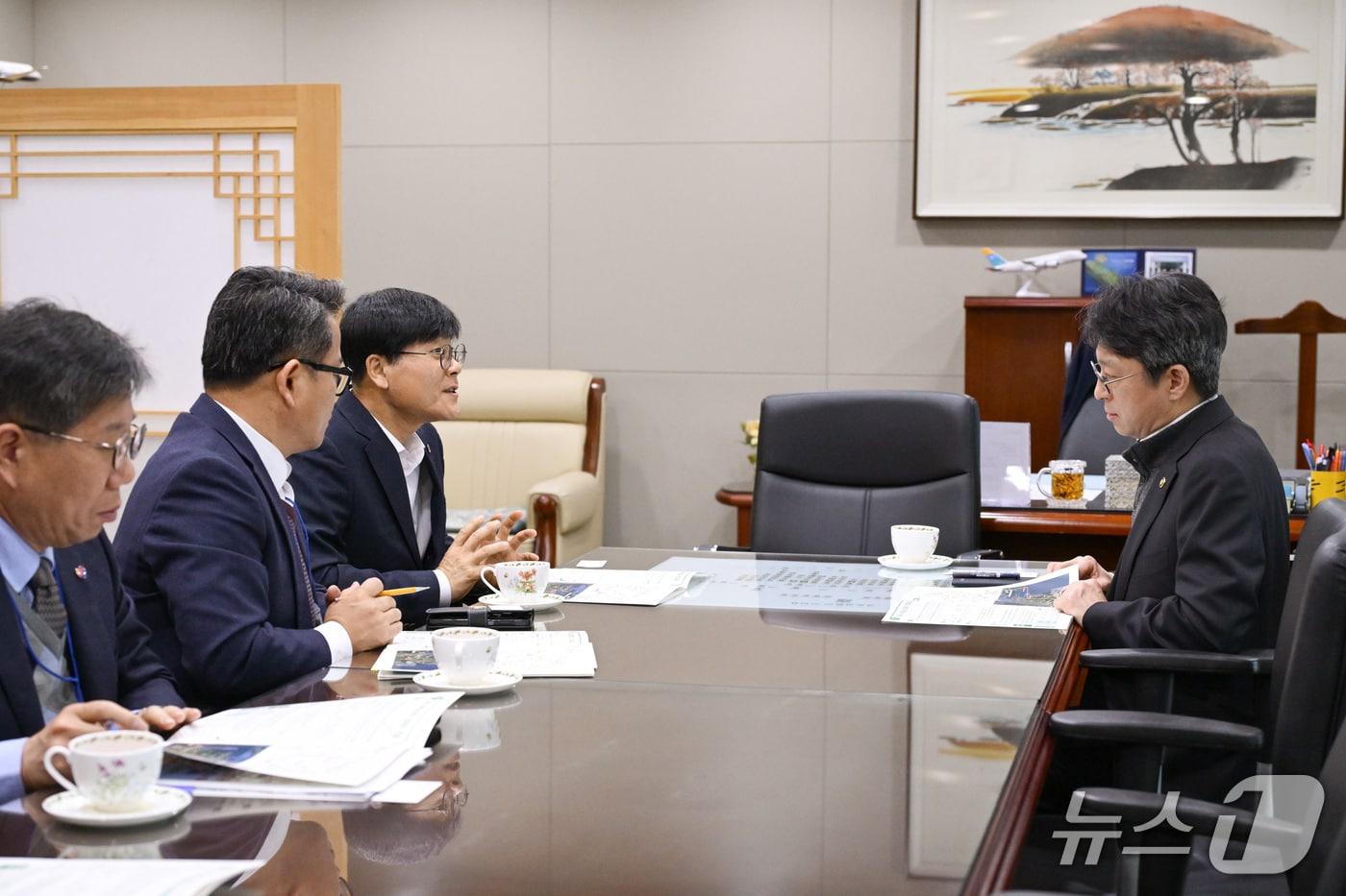 본문 이미지 - 변광용 시장이 홍지선 국토부 제2차관에게 거제~가덕도신공항 연결철도의 제5차 국가철도망 구축계획 반영 촉구 서명부를 전달하고 있다.(거제시 제공. 재판매 및 DB금지)