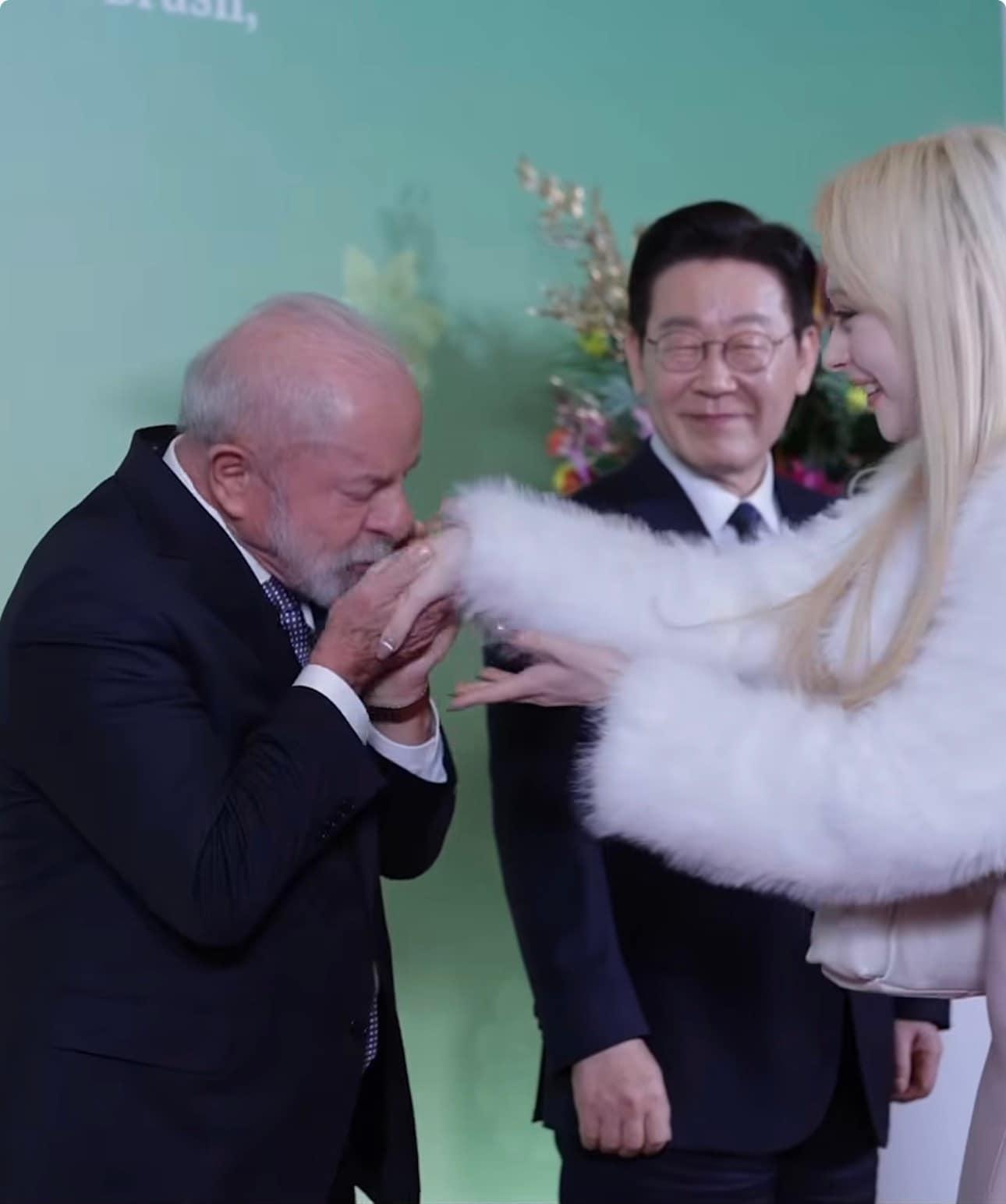 본문 이미지 - 룰라 브라질 대통령에게 손등 키스를 받고 있는 블랙스완 멤버 가비/ 사진제공=디알뮤직