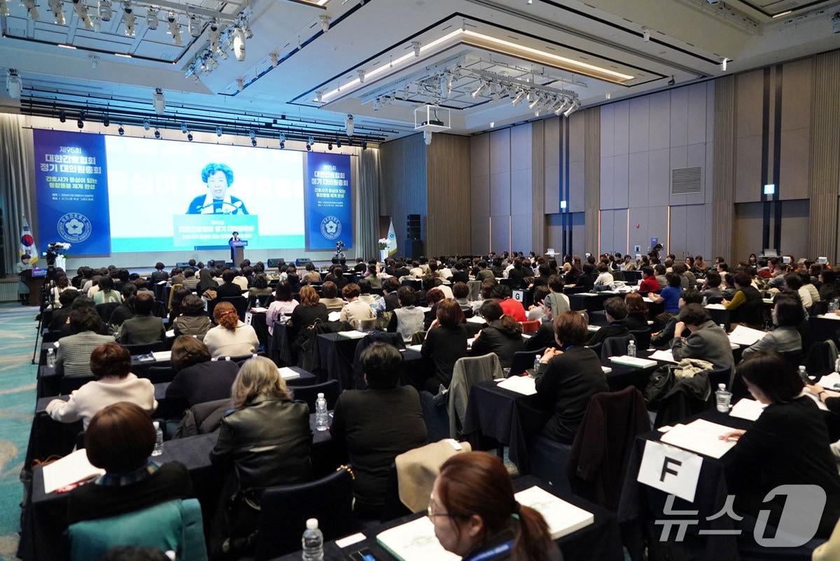 본문 이미지 - 대한간호협회는 지난 25일과 26일 시그니엘 부산 그랜드볼룸에서 제95회 정기 대의원총회를 개최하며 '간호법' 입법 취지에 부합하는 간호정책 수립을 촉구하는 건의문을 채택했다고 밝혔다.(대한간호협회 제공)