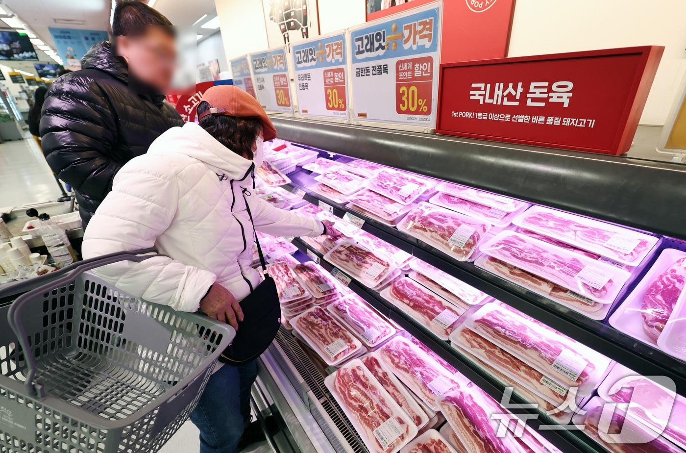 본문 이미지 - 서울 이마트 용산점에서 시민들이 국내산 돼지고기를 구입하고 있다.  2026.2.26 ⓒ 뉴스1 구윤성 기자