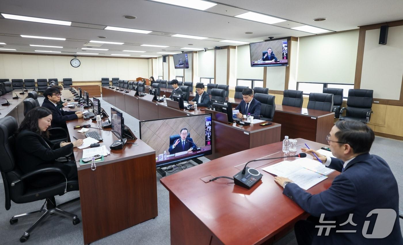 본문 이미지 - 이명구 관세청장 주재 2026년 관세관 경제안보 점검회의를 개최하고 있다. (관세청 제공.재판매 및 DB금지)/뉴스1