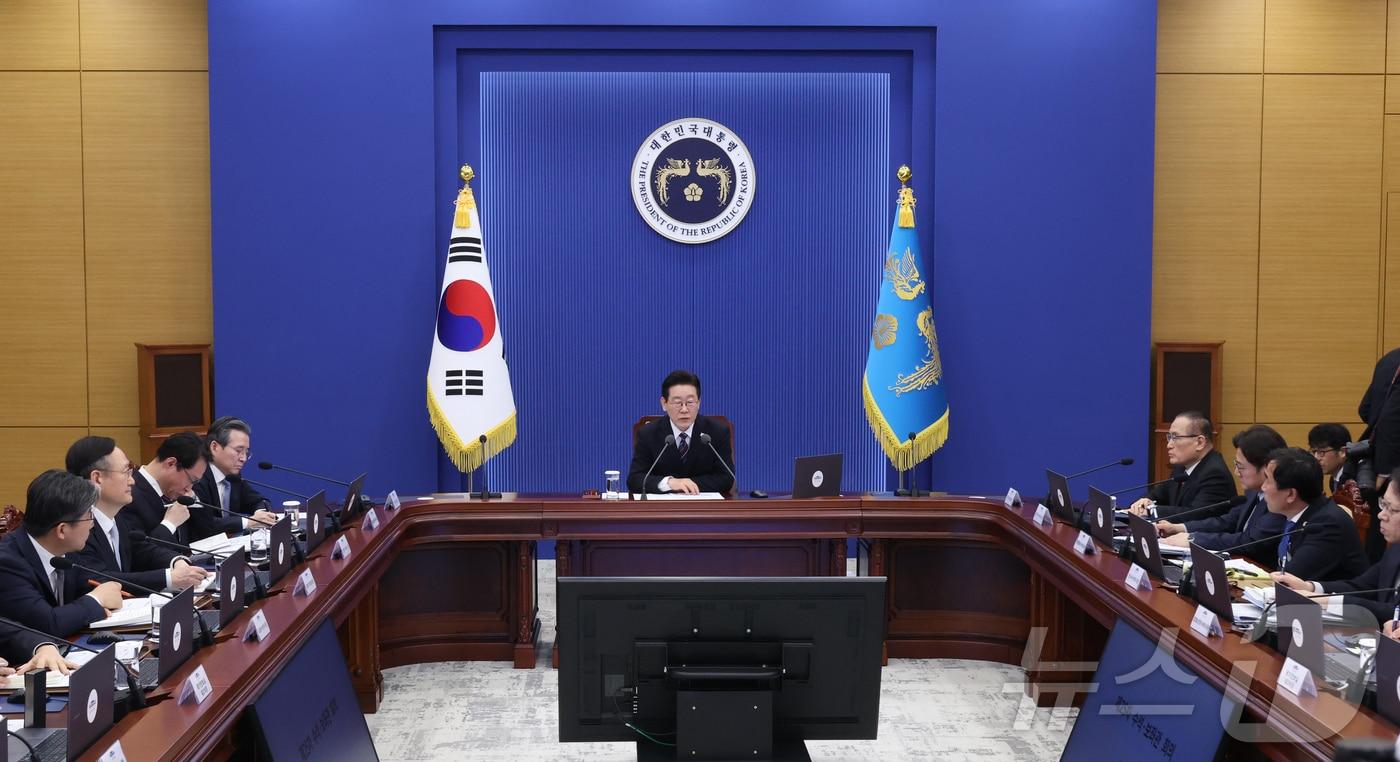 본문 이미지 - 이재명 대통령이 26일 청와대에서 열린 수석보좌관회의에서 발언을 하고 있다. (청와대통신사진기자단) 2026.2.26 ⓒ 뉴스1 이재명 기자