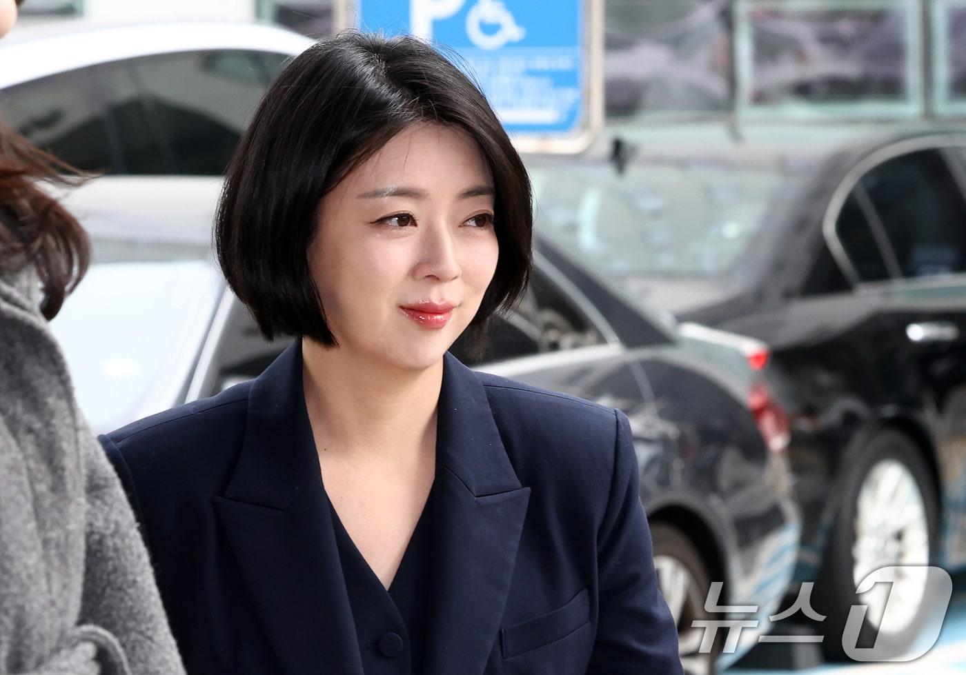 본문 이미지 - 배현진 국민의힘 의원이 26일 오후 서울 양천구 서울남부지방법원에서 열린 당원권정지 효력정지 가처분사건 첫 심문기일에 출석하고 있다.  2026.2.26 ⓒ 뉴스1 최지환 기자