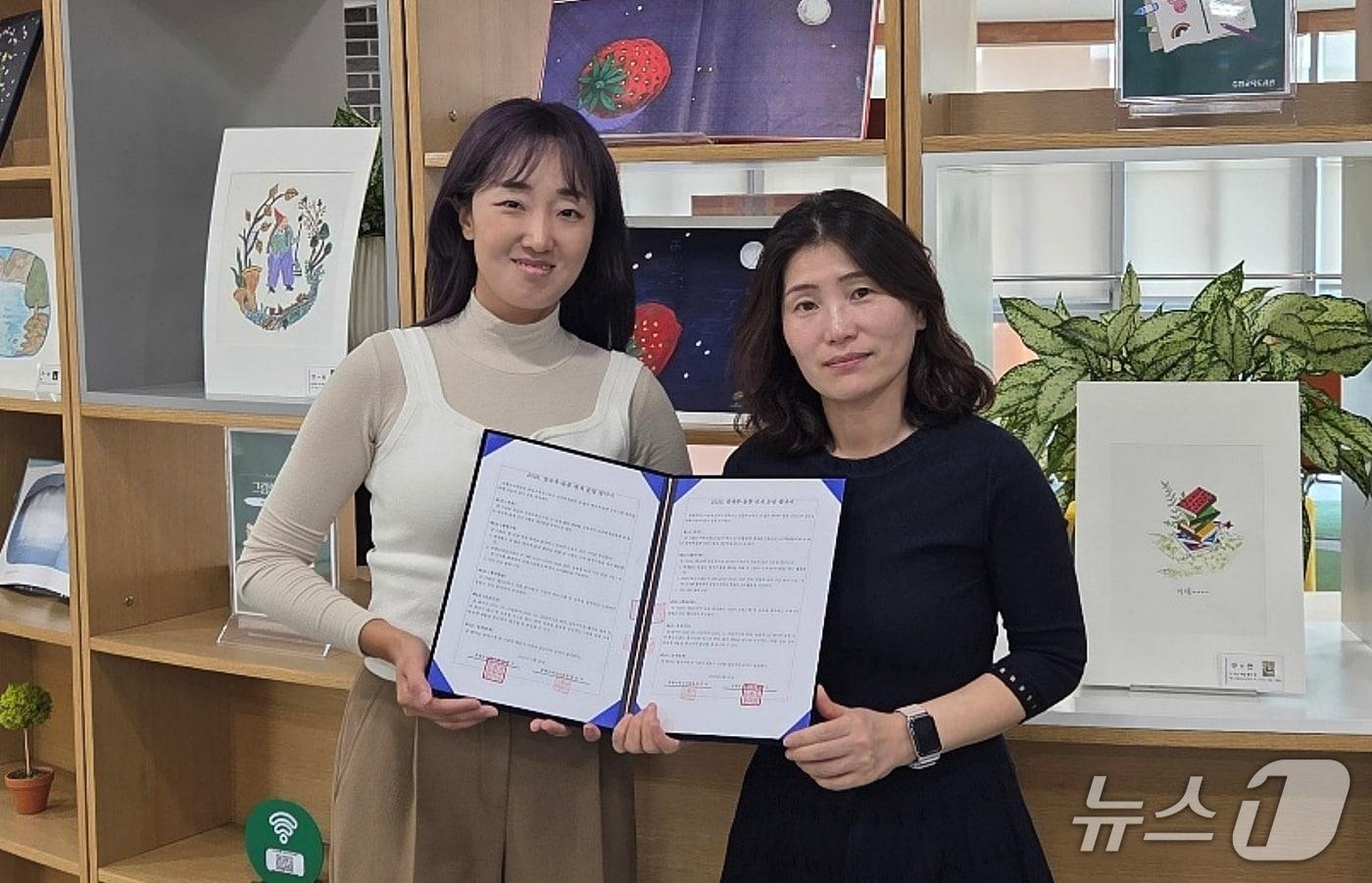 본문 이미지 - 충북 증평교육도서관은 26일 '책과 함께하는 공감도서관'을 구현하기 위해 증평초등학교와 업무협약을 했다.(증평교육지원청 제공, 재판매 및 DB금지)/뉴스1