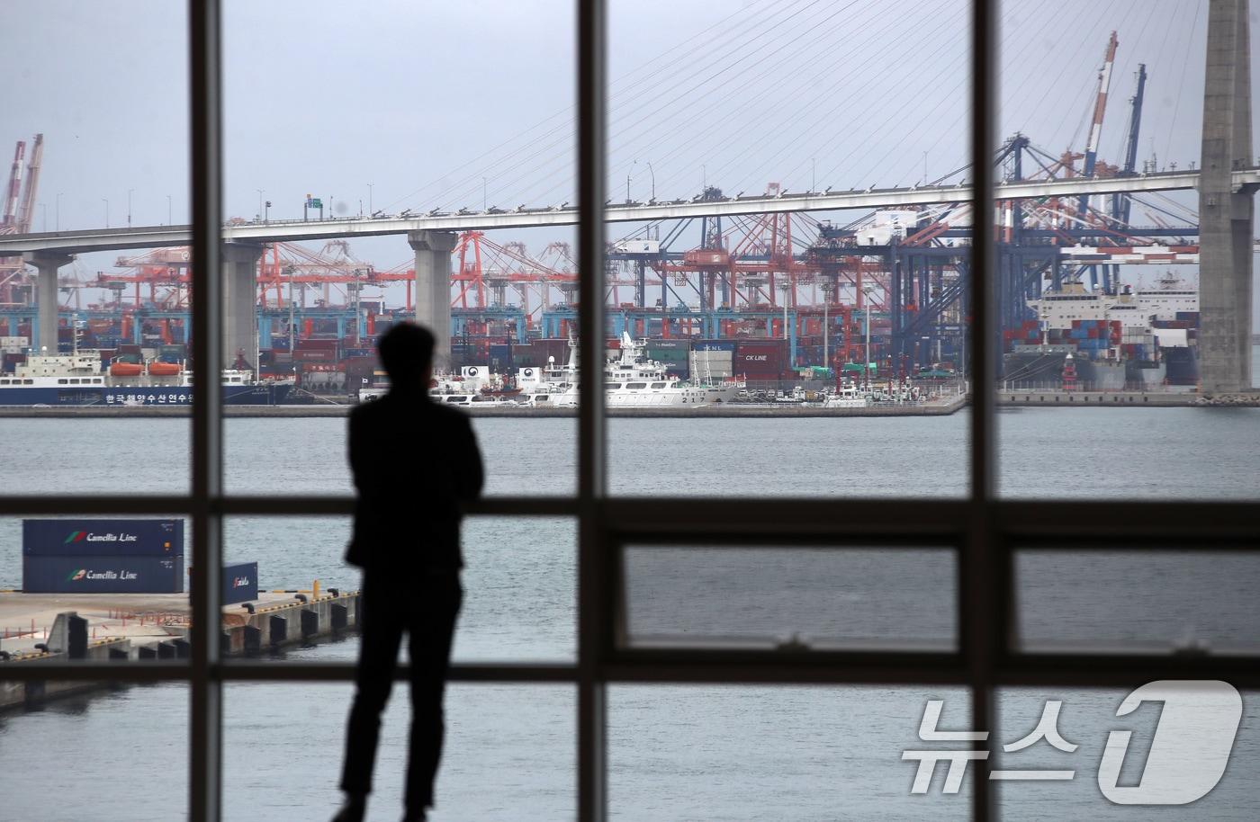 본문 이미지 - 부산 동구 부산항국제전시컨벤션센터에서 한 시민이 부산항이 보이는 창문 밖을 바라보고 있는 모습  ⓒ 뉴스1 윤일지 기자