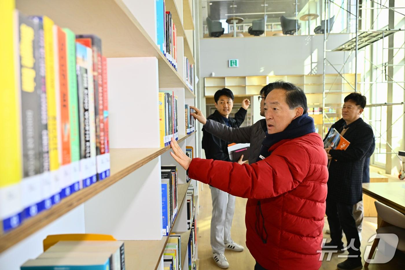 본문 이미지 - 이병선 속초시장 속초어린이영어도서관 현장 점검.(속초시 제공, 재판매 및 DB 금지) 2026.2.26/뉴스1