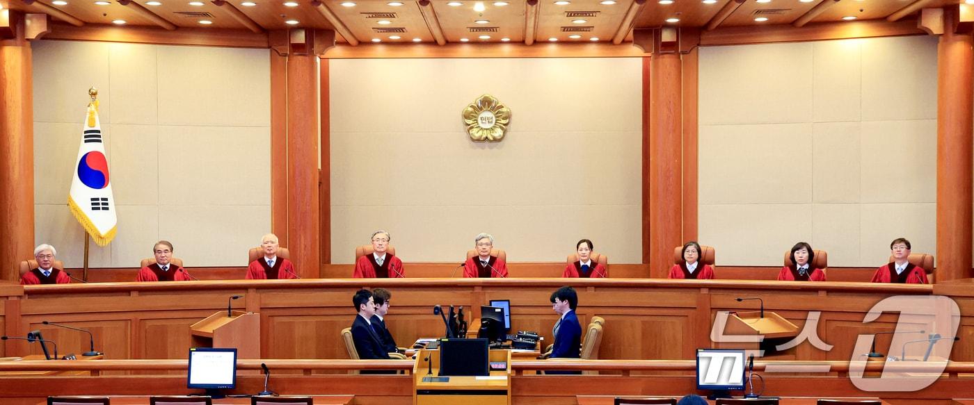 본문 이미지 - 김상환 헌법재판소장과 재판관들이 26일 서울 종로구 헌법재판소에서 열린 2월 심판사건 선고를 위해 대심판정에 참석하고 있다. 2026.2.26 ⓒ 뉴스1 이호윤 기자