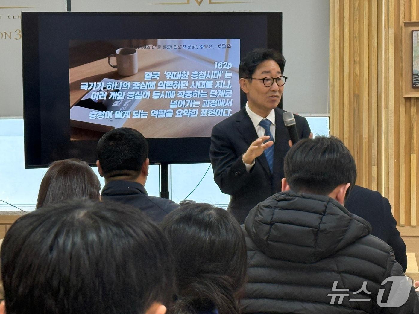 본문 이미지 - 박범계 의원이 26일 오전 충남 천안서 청년 창업가 등과 간담회를 갖고 있다. (의원실 제공) / 뉴스1