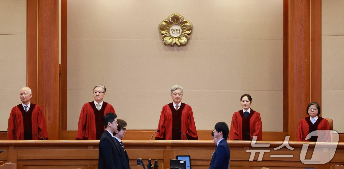 본문 이미지 - 김상환 헌법재판소장과 재판관들이 26일 2월 심판사건 선고를 위해 헌법재판소 대심판정에  입정했다. 2026.2.26 ⓒ 뉴스1 이호윤 기자