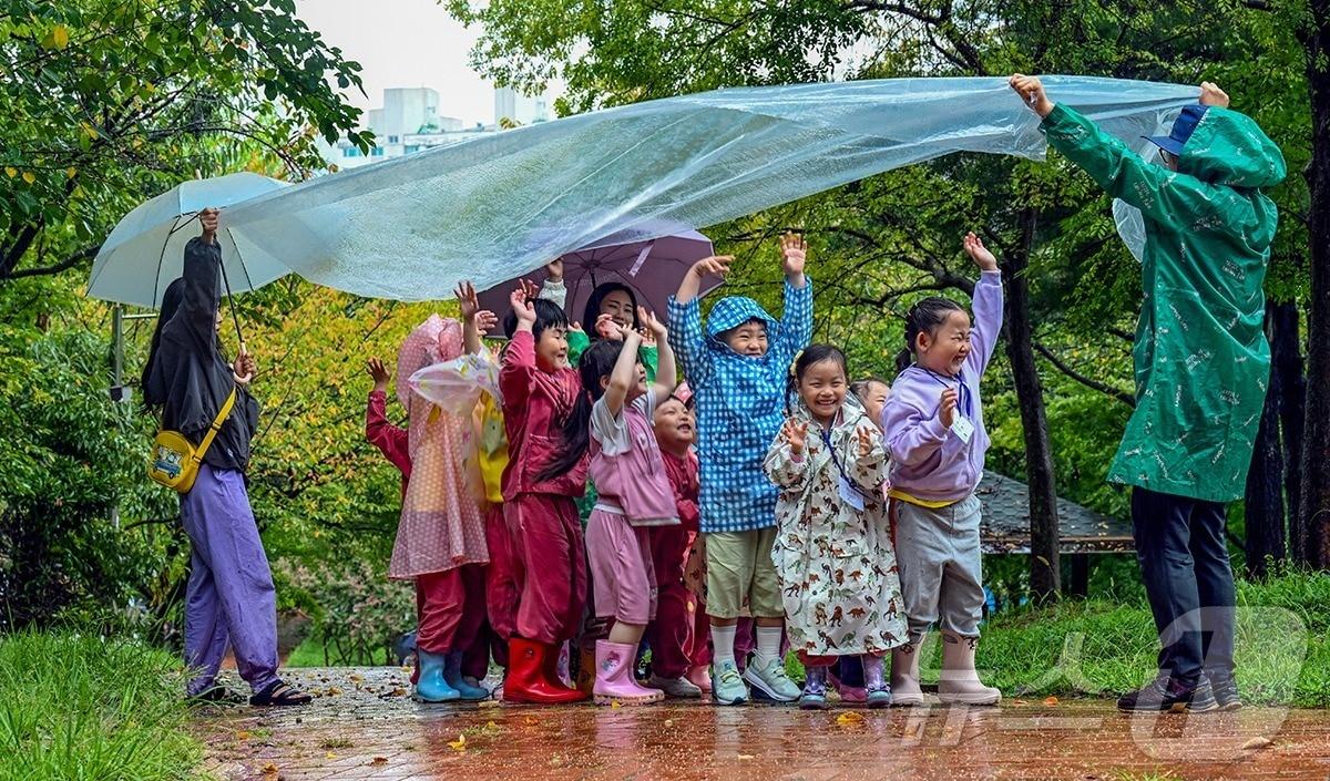 본문 이미지 - '토독토독 빗소리 정겨워요' 광주일보 나명주 기자(광주전남사진기자회 제공. 재판매 및 DB금지) 2026.2.26 ⓒ 뉴스1
