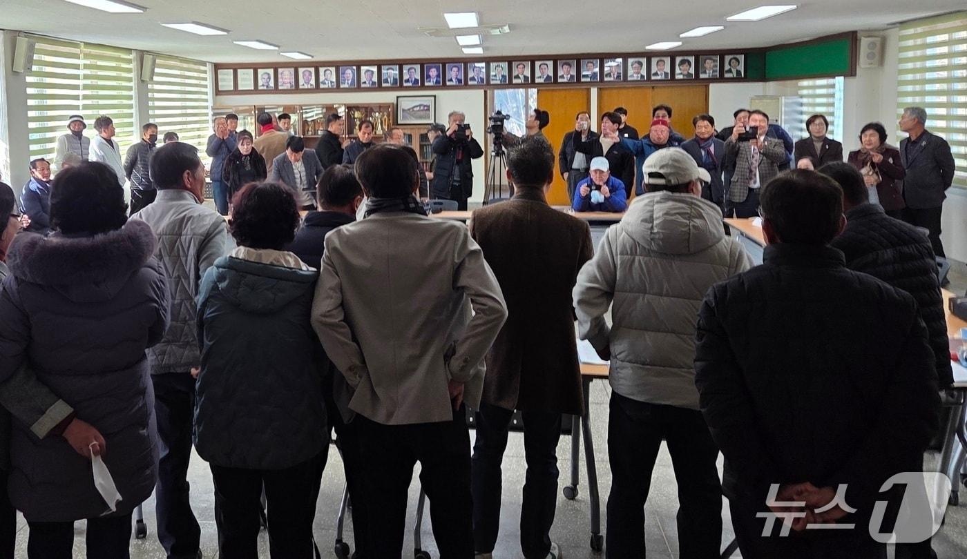 본문 이미지 - 하동군 횡천면 이장협의회가 지난 19일 사퇴서 제출에 앞서 면사무소에서 회의를 진행하고 있다(이장단 제공. 재판매 및 DB금지) 2026.2.19