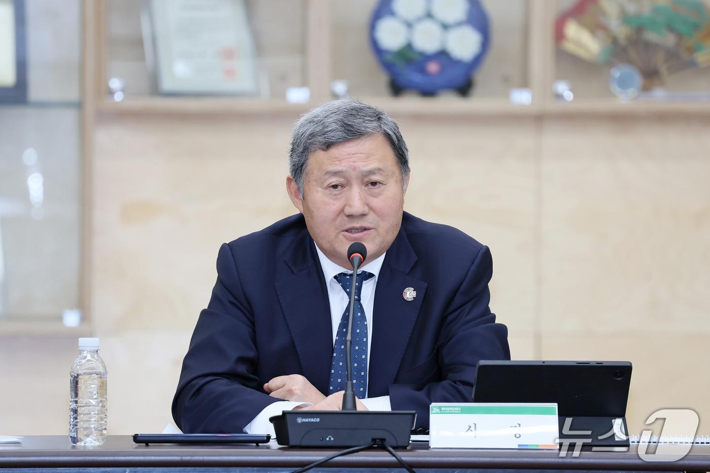 본문 이미지 - 김완근 제주시장이 26일 오전 제주시청에서 시정정책 공유 간부회의를 주재하고 있다.(제주시 제공, 재판매 및 DB 금지)