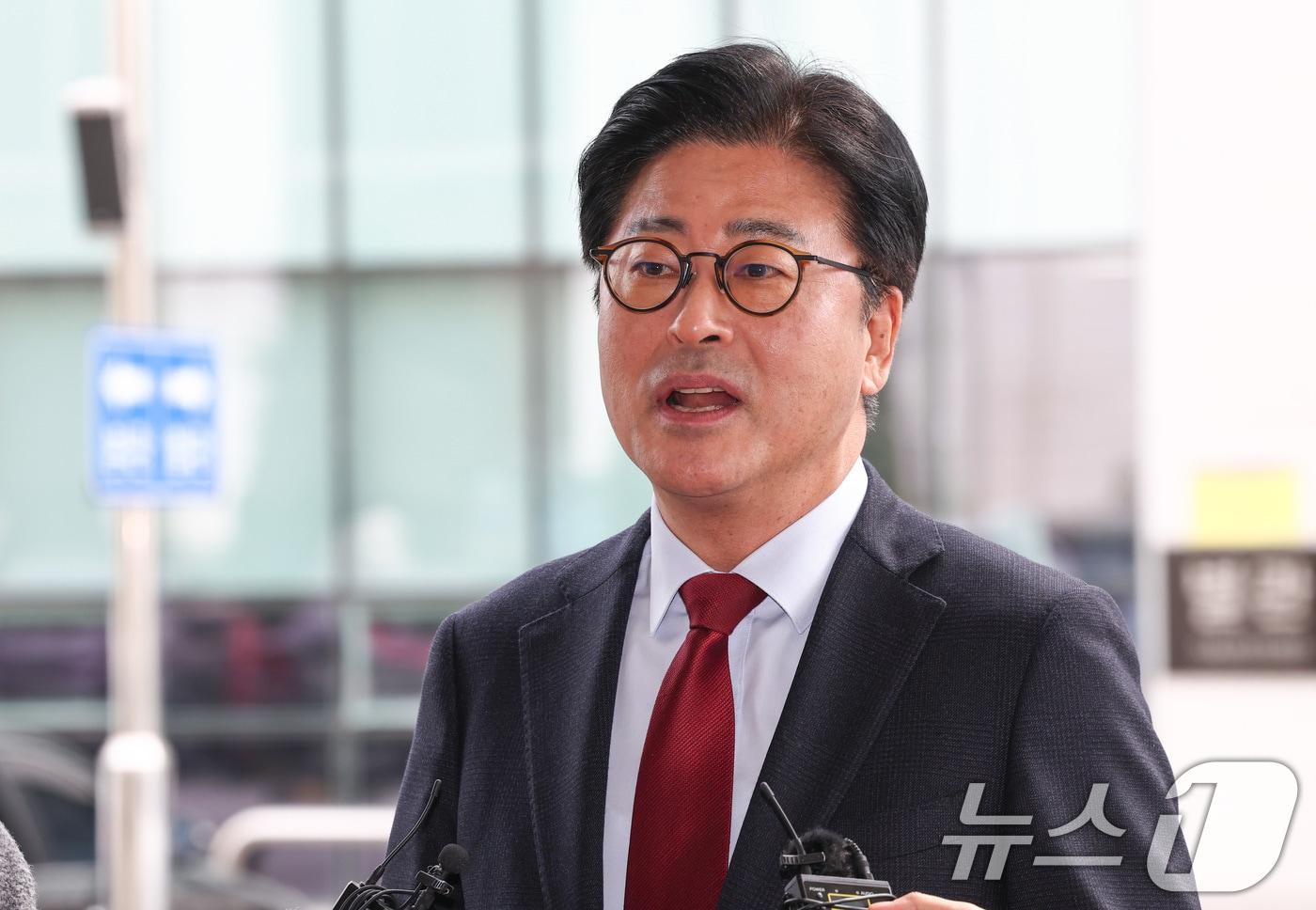 본문 이미지 - 김종혁 전 국민의힘 최고위원이 26일 오후 서울 양천구 서울남부지방법원에서 열린 국민의힘 징계 효력정지 가처분사건 첫 심문기일에 출석하며 취재진 질문에 답변하고 있다. 김 전 최고위원은 언론 인터뷰에서 당 지도부 및 당원을 모욕했다며 '탈당 권유' 처분을 받았다. 김 전 최고위원이 탈당 신고서를 제출하지 않음에 따라 지난 9일 제명됐다. 2026.2.26 ⓒ 뉴스1 최지환 기자