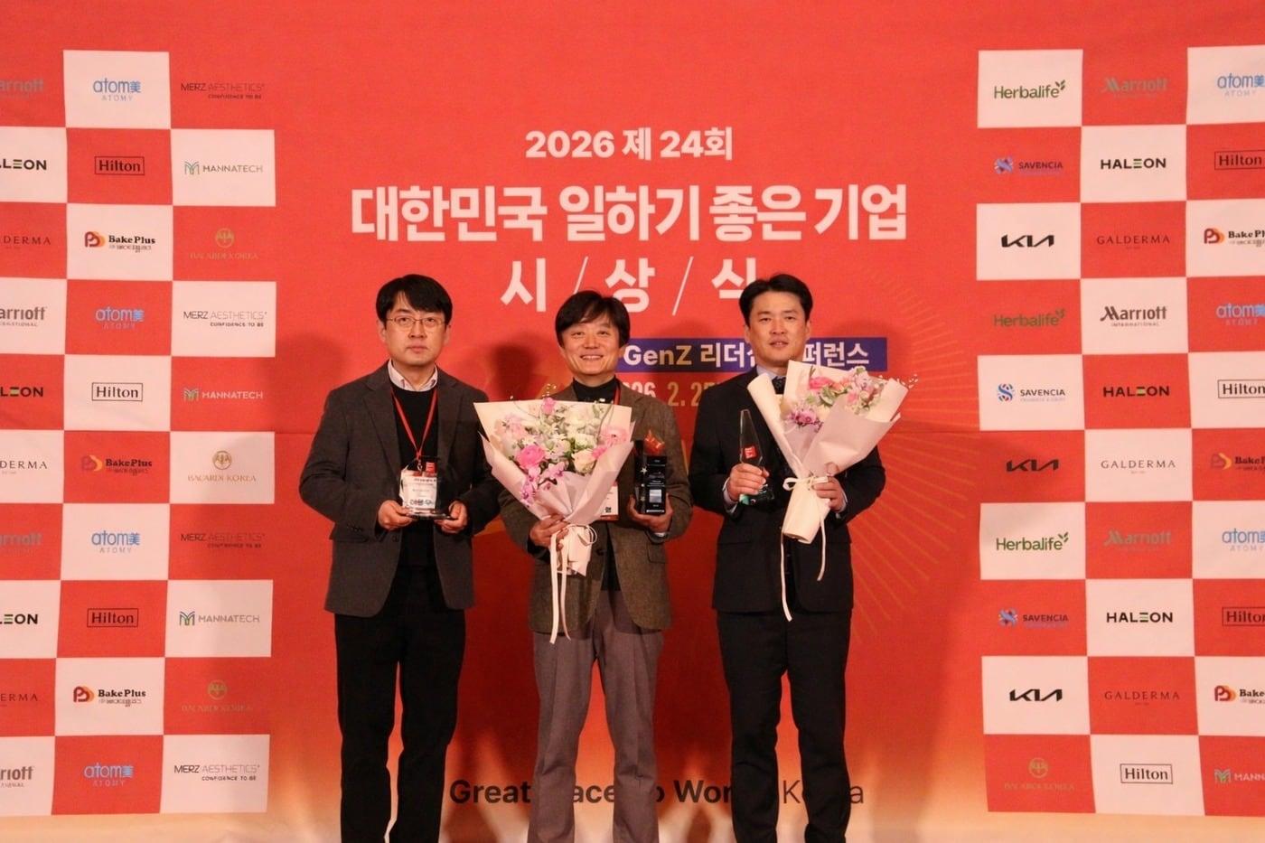 본문 이미지 - 25일 서울 여의도 콘래드 힐튼 그랜드 볼륨에서 열린 '대한민국 일하기 좋은 100대 기업' 시상식에서 HLB제약 이용우 이사(왼쪽부터), 박재형 대표이사, 김만규 부사장이 수상 후 기념촬영을 하고 있다. (HLB제약 제공)