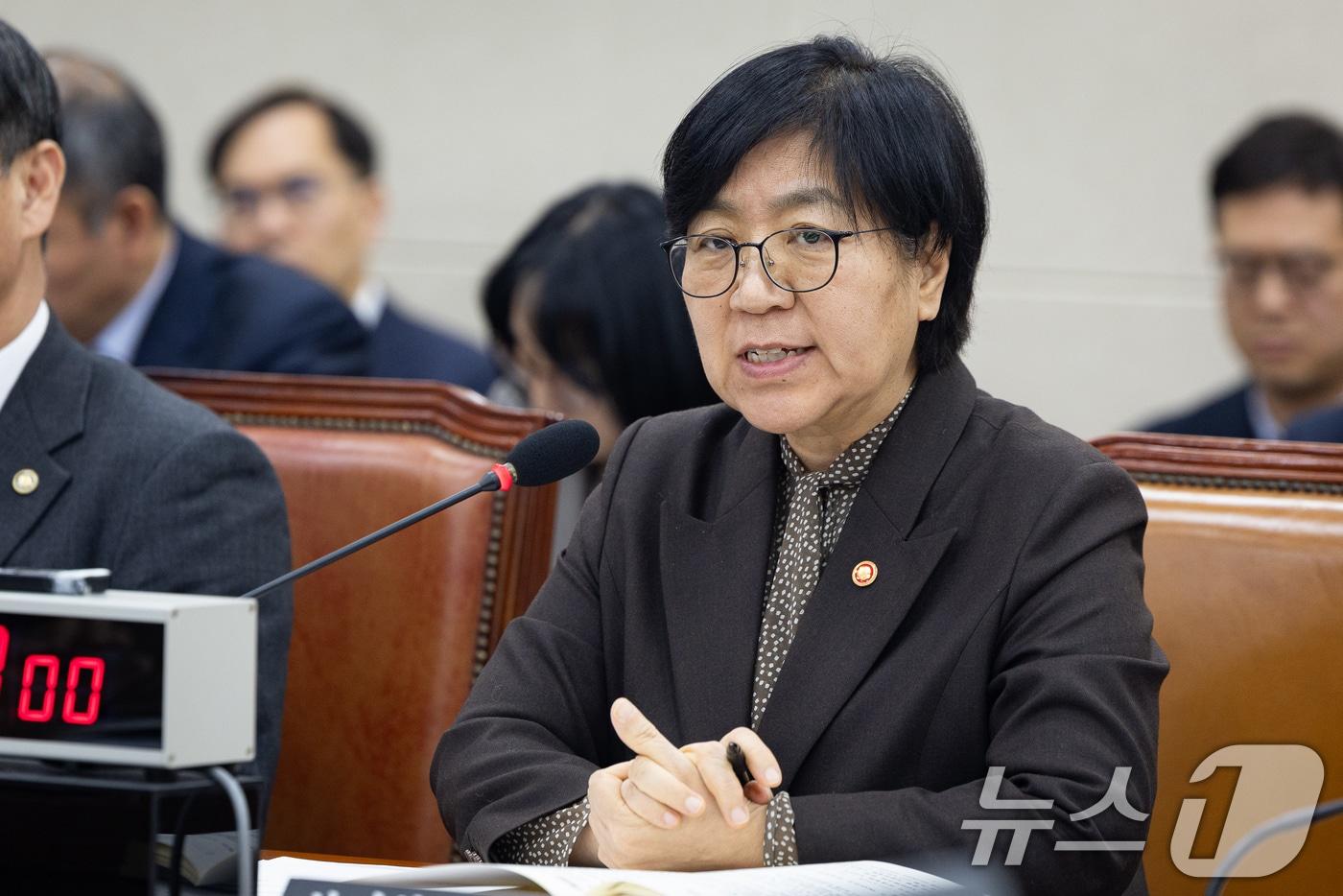 본문 이미지 - 정은경 보건복지부 장관이 26일 서울 여의도 국회에서 열린 제432회 국회(임시회) 보건복지위원회 제1차 전체회의에서 의원 질의에 답하고 있다. 2026.2.26 ⓒ 뉴스1 유승관 기자