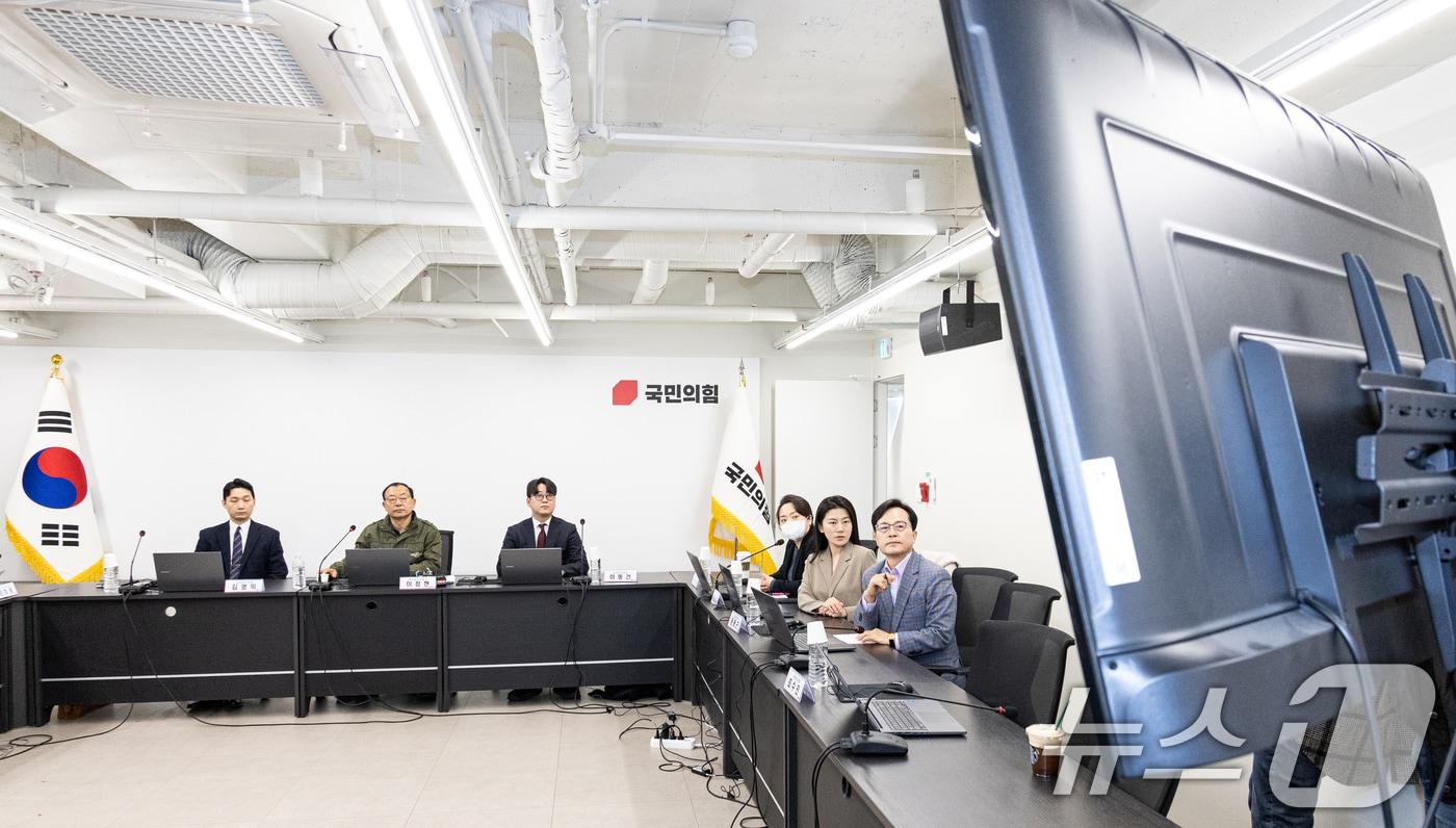 본문 이미지 - 이정현 국민의힘 공천관리위원장이 26일 서울 여의도 중앙당사에서 제9회 전국동시지방선거 중앙당 공천관리위원회 3차 회의에 앞서 온라인공천시스템 홍보영상을 시청하고 있다. (사진은 기사 내용과 무관함) 2026.2.26 ⓒ 뉴스1 이승배 기자