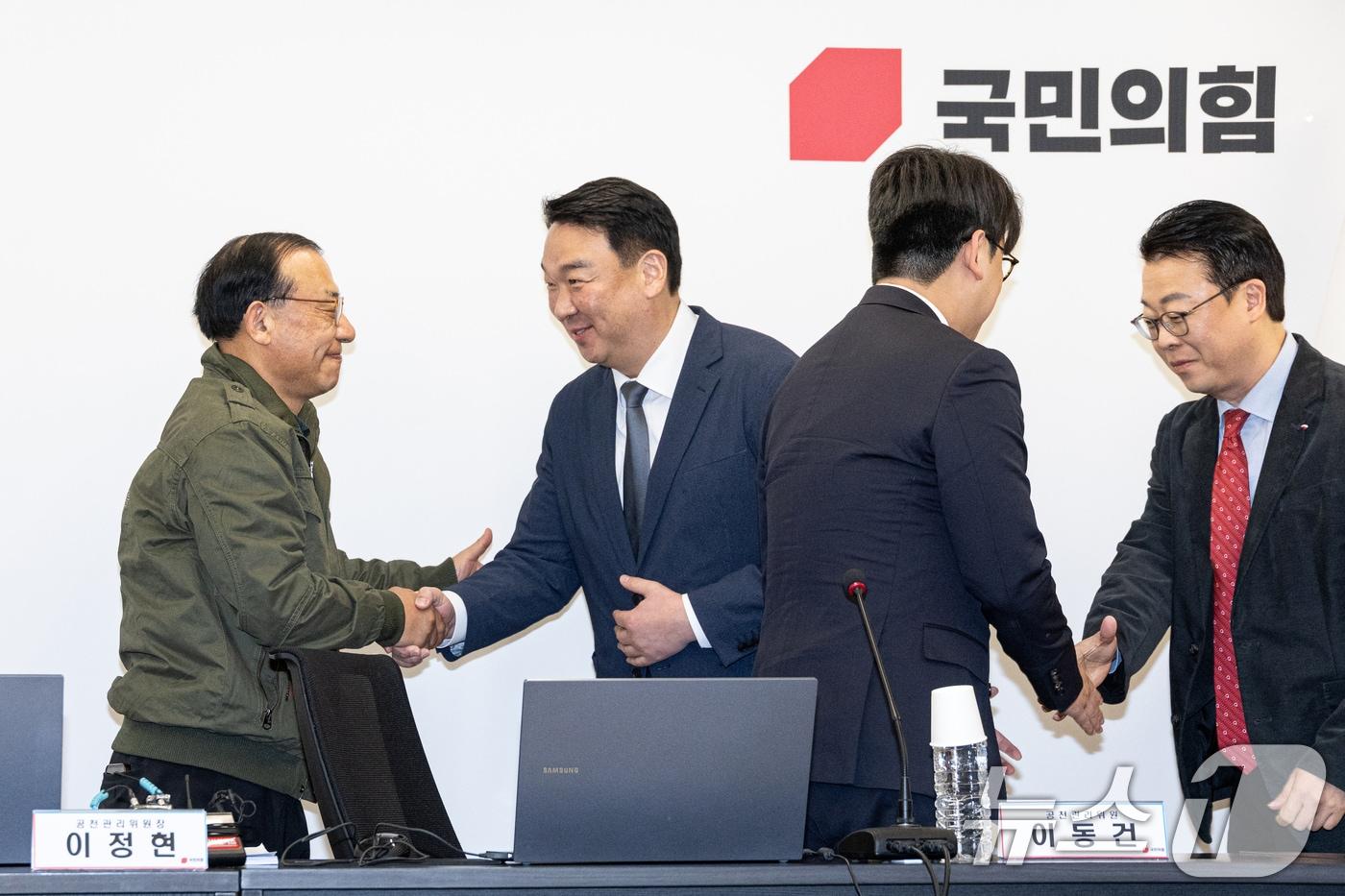 본문 이미지 - 이정현 국민의힘 공천관리위원장이 지난달 26일 서울 여의도 중앙당사에서 제9회 전국동시지방선거 중앙당 공천관리위원회 3차 회의 시작에 앞서 정희용 사무총장과 악수하고 있다. 2026.2.26 ⓒ 뉴스1 이승배 기자