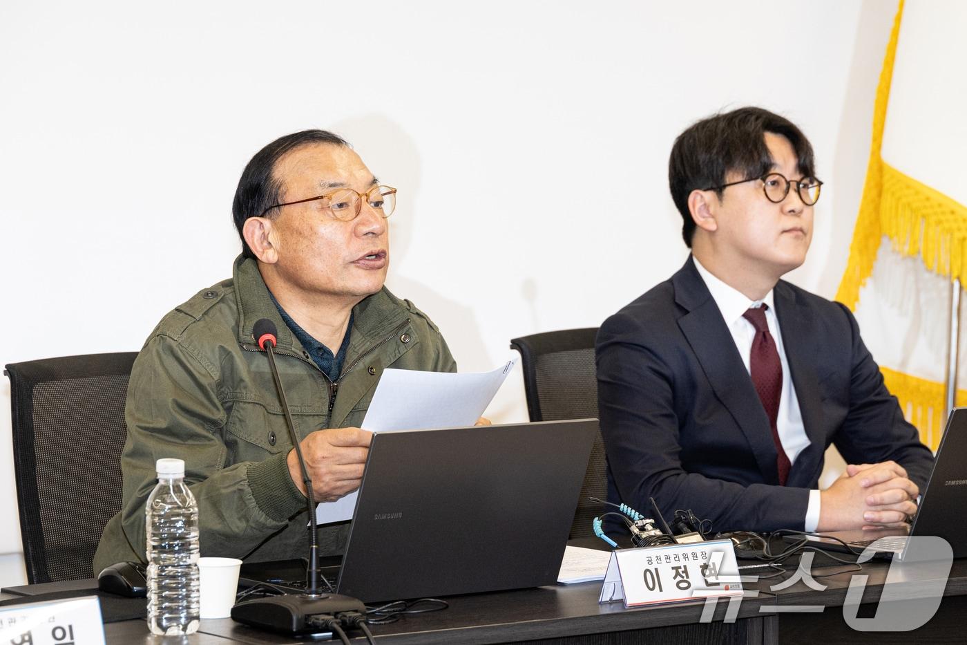 본문 이미지 - 이정현 국민의힘 공천관리위원장이 26일 서울 여의도 중앙당사에서 제9회 전국동시지방선거 중앙당 공천관리위원회 3차 회의에 앞서 온라인공천시스템 홍보영상을 시청하고 있다. (사진은 기사 내용과 무관함) 2026.2.26 ⓒ 뉴스1 이승배 기자