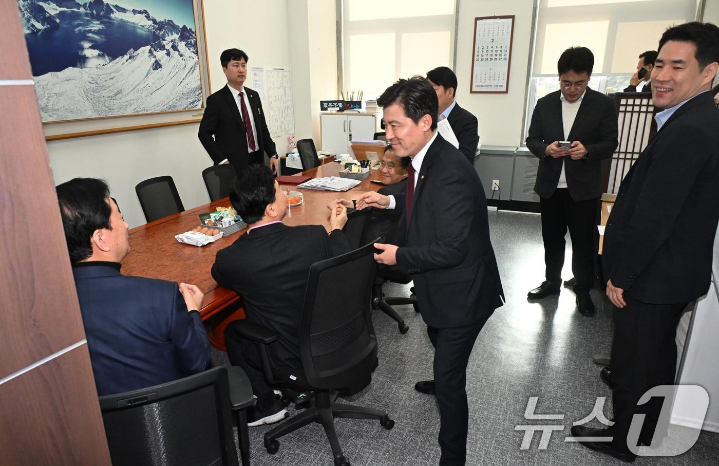 본문 이미지 - 26일 서울 여의도 국회 국민의힘 원내수석부대표실에서 대구·경북 지역구 의원들이 대구·경북 행정통합 특별법안 처리에 대한 입장 정리를 위해 모여있다. (공동취재) 2026.2.26 ⓒ 뉴스1 이승배 기자