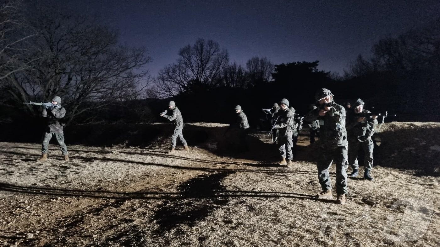 본문 이미지 - 세종시 남세종 동원훈련장에서 장병들이 사격훈련, 시가지 전술훈런, 야간 기동타격훈련 등을 하고 있다. (육군32보병사단 제공.재판매 및DB금지) 2026.2.26 ⓒ 뉴스1