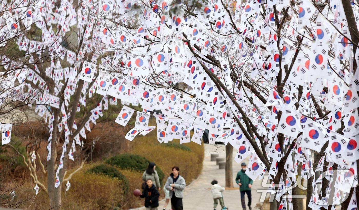 본문 이미지 - 2월 26일 서울 용산구 효창공원 앞 가로수에 3.1절을 앞두고 태극기가 꾸며져 있다. 효창공원에는 김구, 윤봉길, 이봉창 등 독립유공자들이 잠들어 있다. 안중근 의사의 가묘(유해가 없는 묘소)도 있다. 2026.2.26 ⓒ 뉴스1 김명섭 기자