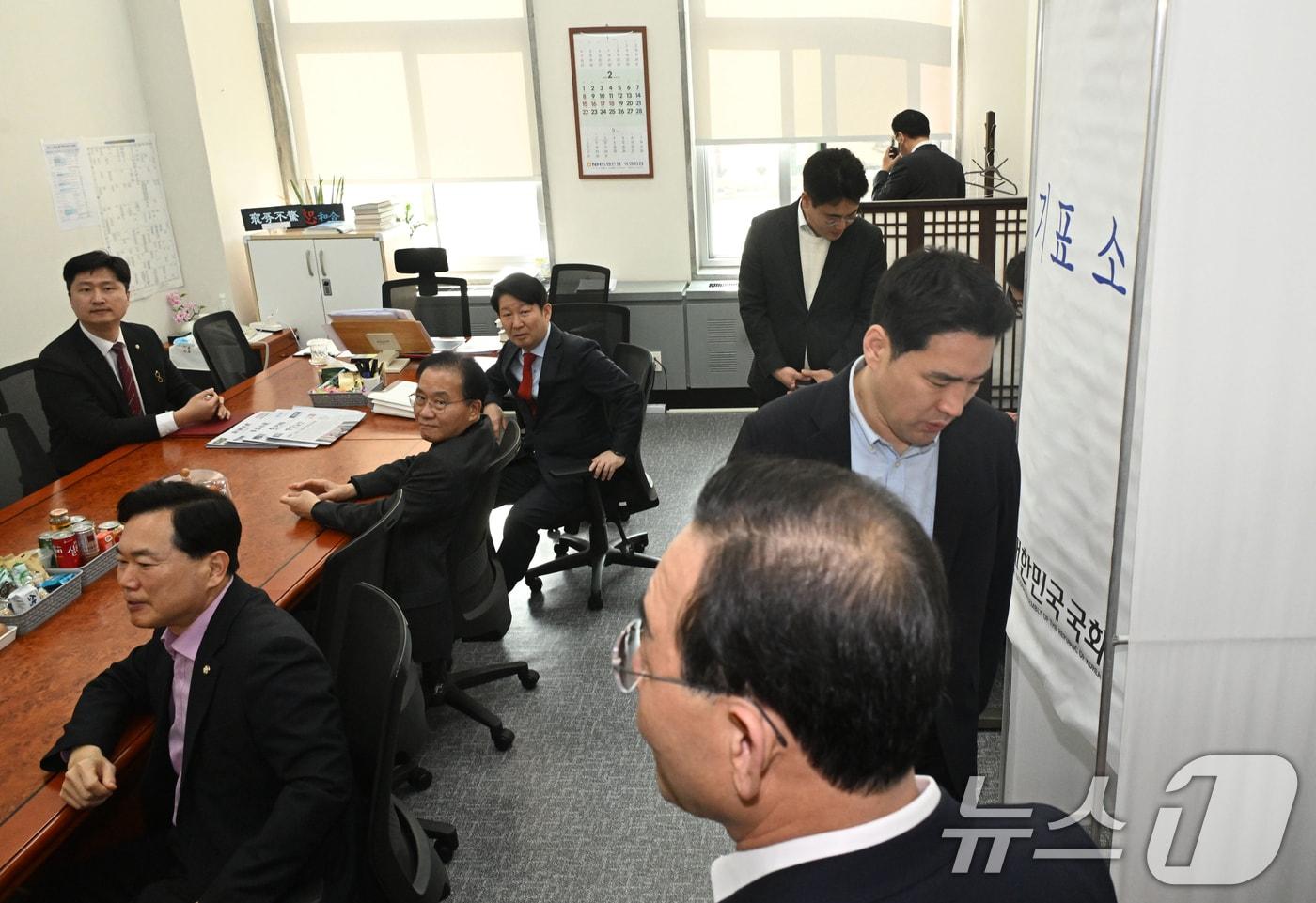 본문 이미지 - 26일 서울 여의도 국회 국민의힘 원내수석부대표실에서 대구·경북 지역구 의원들이 대구·경북 행정통합 특별법안 처리에 대한 입장 정리를 위해 모여있다. 2026.2.26 ⓒ 뉴스1 이승배 기자