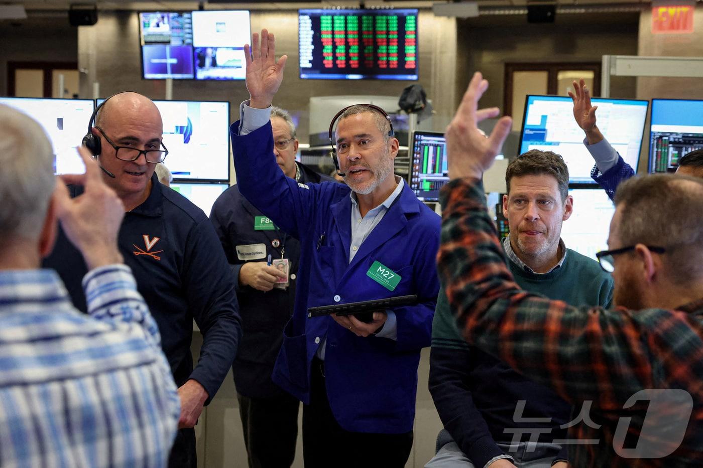 본문 이미지 - 뉴욕증권거래소(NYSE) 아메리칸(AMEX)에서 선물·옵션 트레이더들이 거래를 진행하고 있다. 2026.02.25 ⓒ 로이터=뉴스1