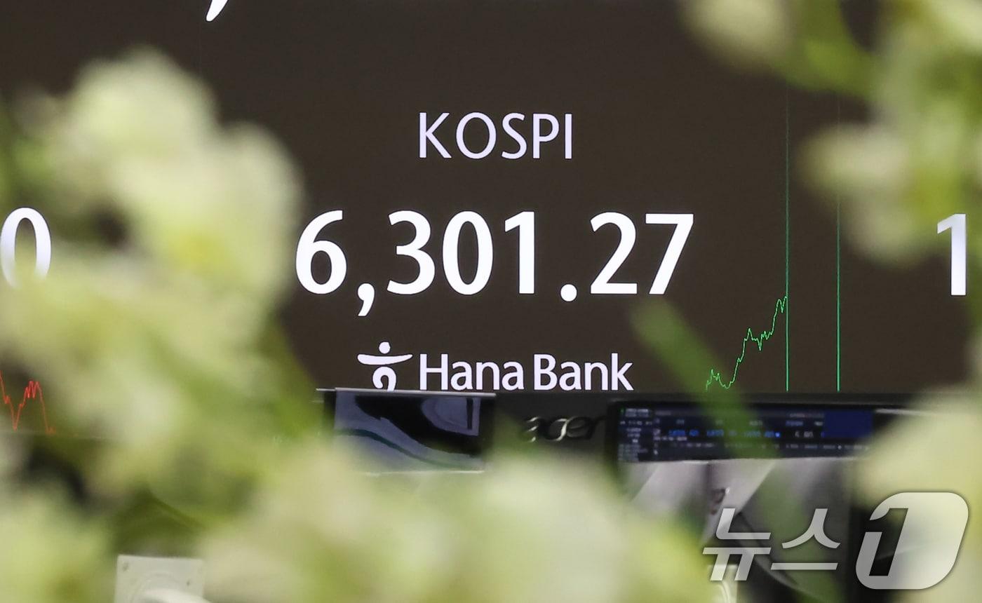 본문 이미지 - 26일 서울 중구 하나은행 딜링룸 전광판에 코스피 지수가 6,300을 넘어서고 있다. 2026.2.26 ⓒ 뉴스1 김도우 기자