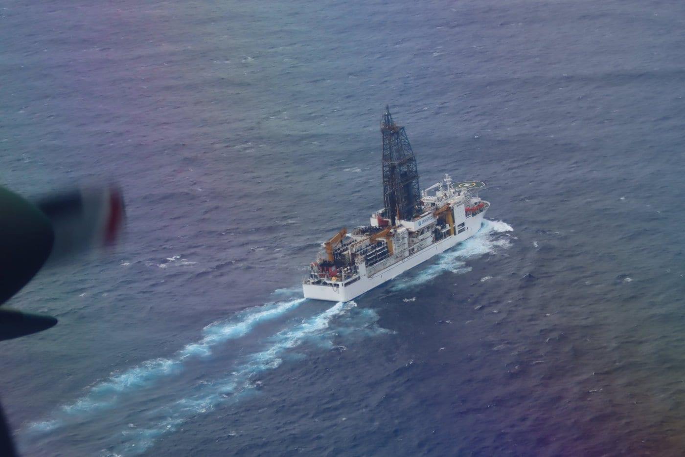 본문 이미지 - 해상자위대가 구조용 비행정을 통해 찍은 탐사선 지큐 사진. (방위성·자위대 소셜미디어 엑스)