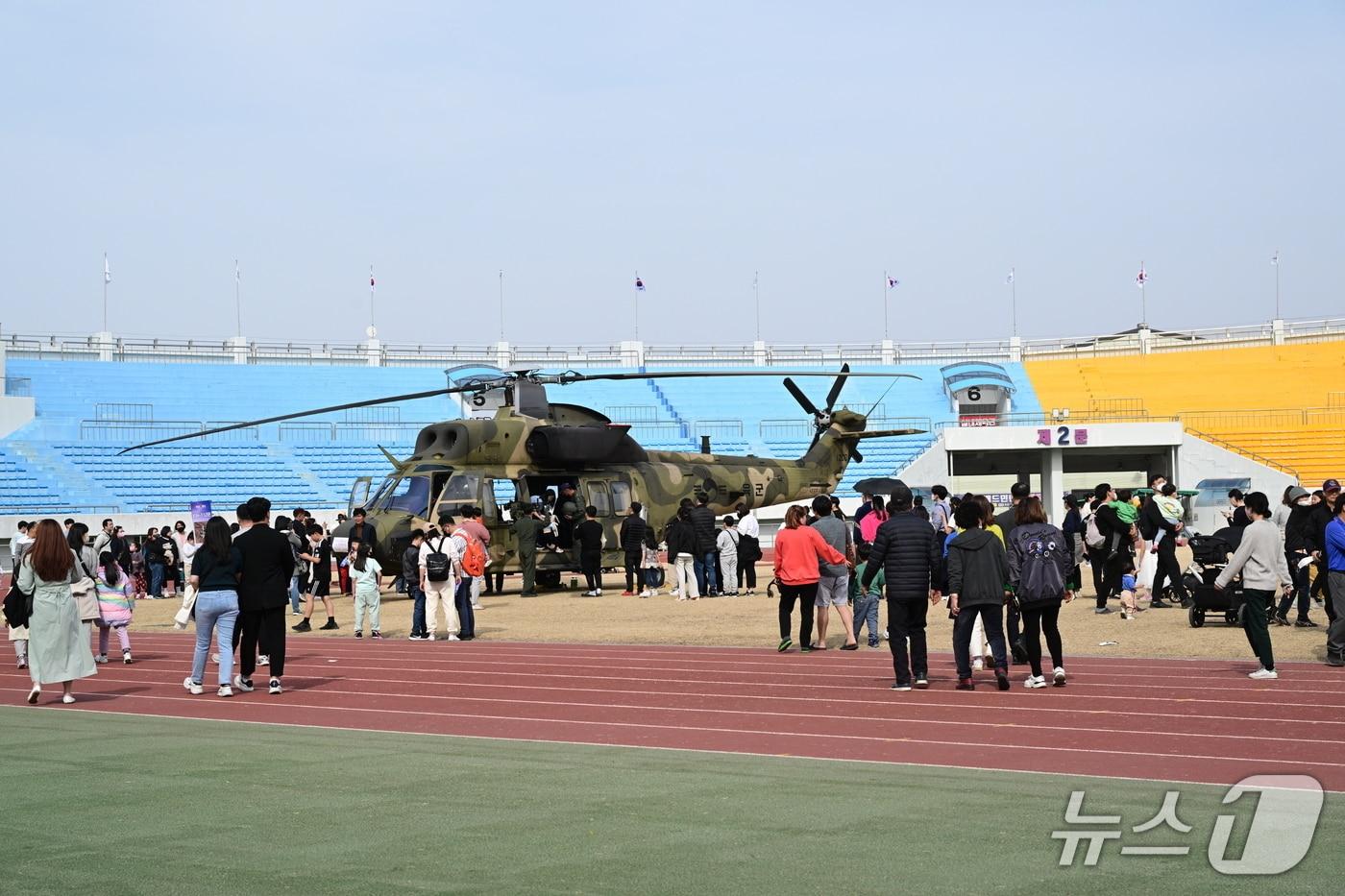 본문 이미지 - 제28회 논산딸기축제를 하늘에서 즐기는 특별한 체험이 펼쳐진다. 사진은 지난해 행사 모습. (논산시 제공.재판매 및 DB금지)/뉴스1