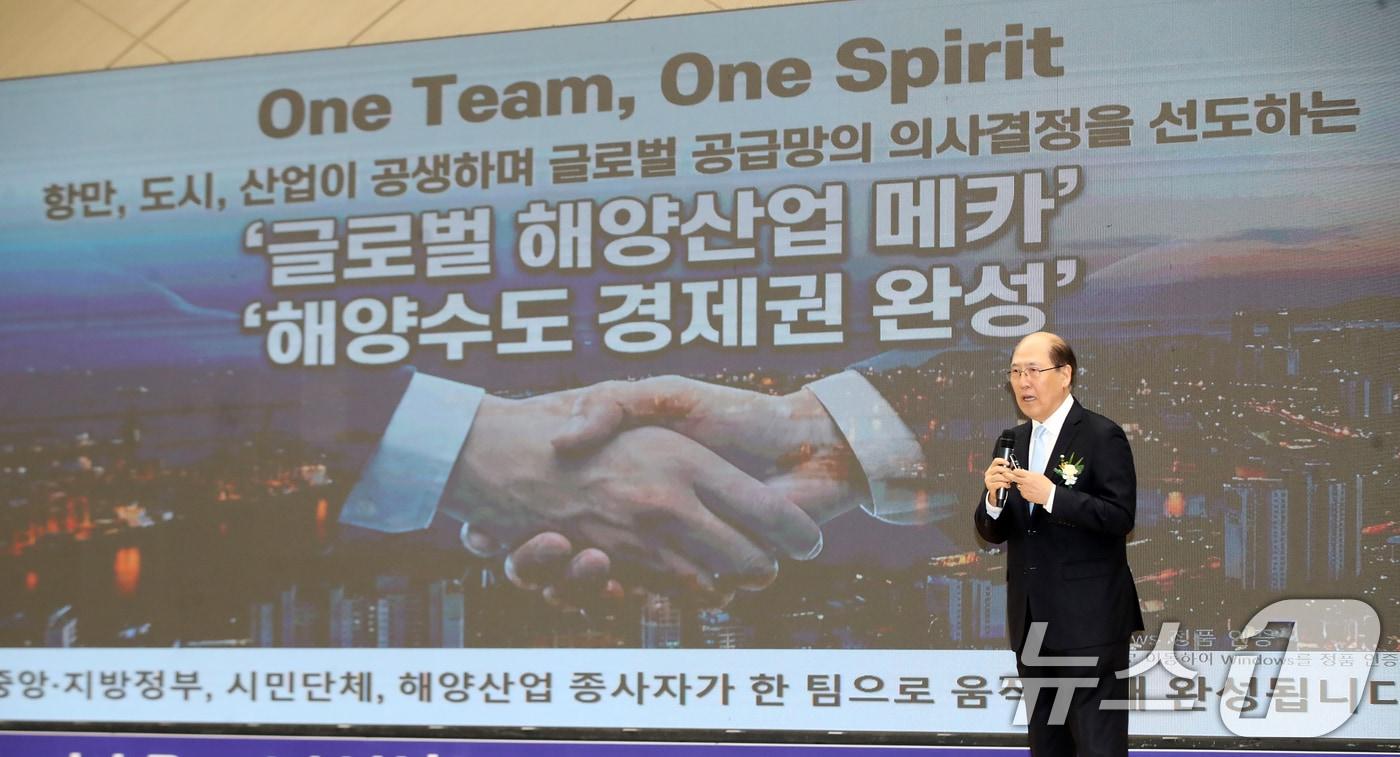 본문 이미지 - 임기택 IMO 명예사무총장이 26일 오후 부산 동구 부산항국제전시컨벤션센터에서 열린 부산항 개항 150주년 기념식에서 글로벌 해양산업 메카를 향한 부산항의 대전환 '150긴며 특별초청제언'을 하고 있다. 2026.2.26 ⓒ 뉴스1 윤일지 기자