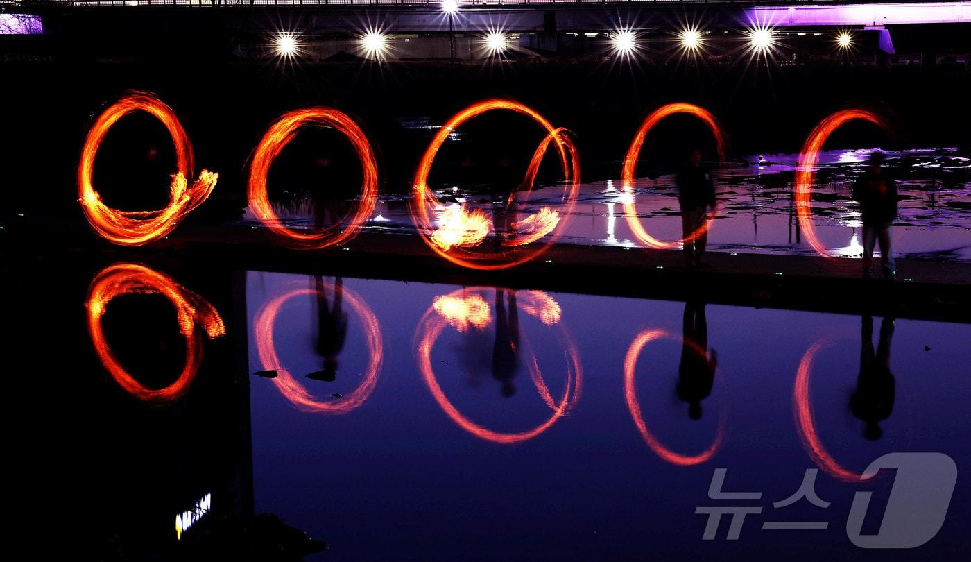 본문 이미지 - 전통 명절인 정원대보름(3월3일)을 앞두고 25일 광주 북구 임동 서방천에서 구청직원과 지역 주민들이 불깡통을 돌리며 쥐불놀이 체험을 하고 있다. (광주 북구 제공. 재판매 및 DB 금지) ⓒ 뉴스1 박지현 기자